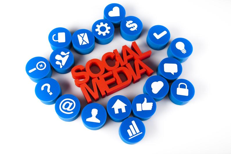 La publicidad en las redes sociales móvil y éxito individual